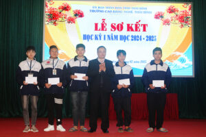 SƠ KẾT VÀ TRAO HỌC BỔNG HỌC KỲ I NĂM HỌC 2024-2025 CHO HSSV 2 009