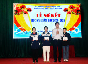 SƠ KẾT VÀ TRAO HỌC BỔNG HỌC KỲ I NĂM HỌC 2024-2025 CHO HSSV 1 IMG 1018