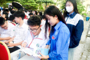 NGÀY HỘI TƯ VẤN TUYỂN SINH, ĐỊNH HƯỚNG NGHỀ NGHIỆP VÀ KẾT NỐI CUNG - CẦU LAO ĐỘNG NĂM 2025 1 z6459596048266 031d1a4a67cb2489eee2ddbfda5f8324