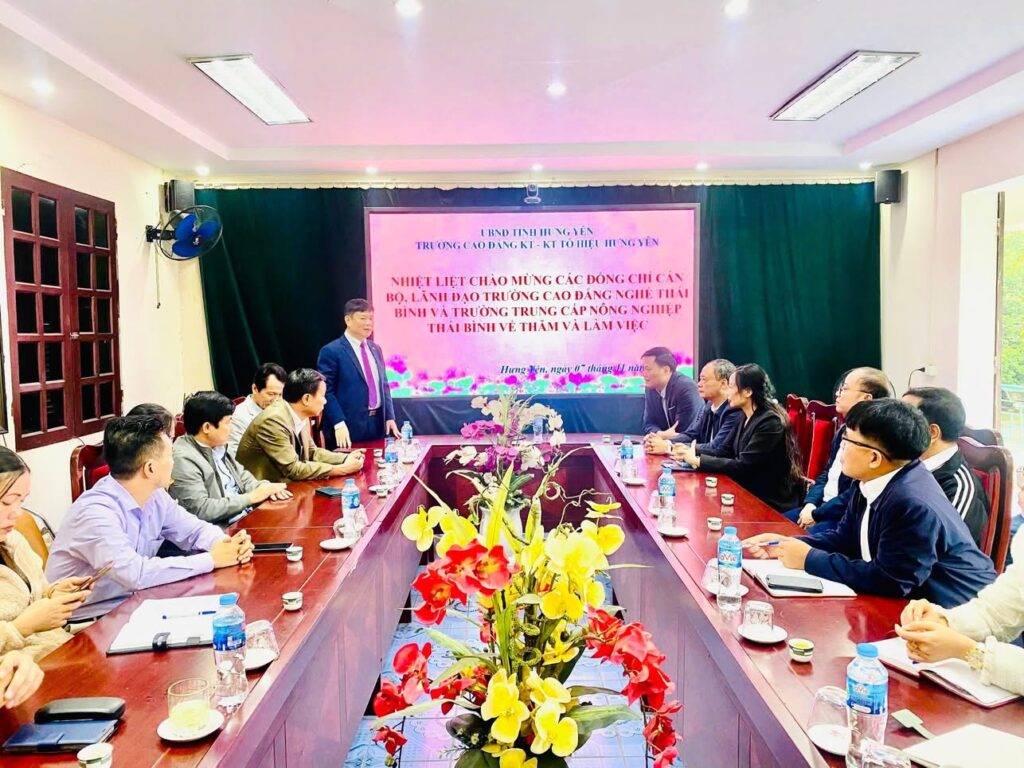 KHẢO SÁT THỰC TẾ VÀ TỔ CHỨC HỘI NGHỊ LẤY Ý KIẾN LẦN 1 VỀ XÂY DỰNG ĐỀ ÁN SÁP NHẬP CÁC TRƯỜNG VÀO TRƯỜNG CAO ĐẲNG NGHỀ THÁI BÌNH VÀ ĐỔI TÊN THÀNH TRƯỜNG CAO ĐẲNG HƯNG YÊN 3 IMG 2168
